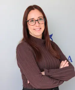 Alicia Granell, profesional experta en la organización de trámites administrativos de vehículos en Gijón