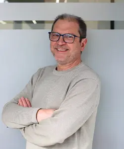 Antonio Fernández, experto en coordinar los procedimientos de baja definitiva de automóviles en Gijón