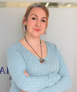 Jessica Jiménez, especialista en el estudio del valor de coches para desguace en Gijón